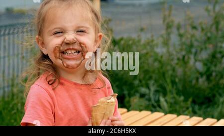 Mädchen, Eis essen Stockfoto