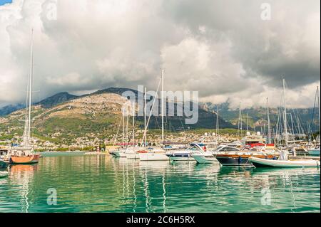 Bar, Montenegro Fischerboote Auf Dem Hintergrund Der Berge Und Wolkiger Himmel An Der Adriaküste Stockfoto