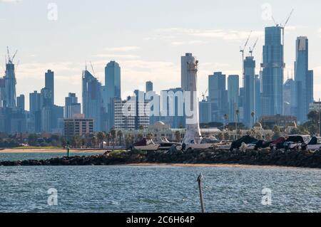 Blick auf Melbourne CBD von der St Kilda Marina auf Port Phillip Bay, Victoria, Australien Stockfoto