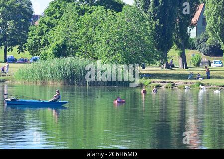 Wien, Österreich. . Juli 2020. Von früh morgens an herrscht im ganzen Land strahlender Sonnenschein, am Morgen waren es schon 28 Grad Celsius auf der Alten Donau in Wien. 36 Grad werden den ganzen Tag erwartet. Quelle: Franz Perc / Alamy Live News Stockfoto