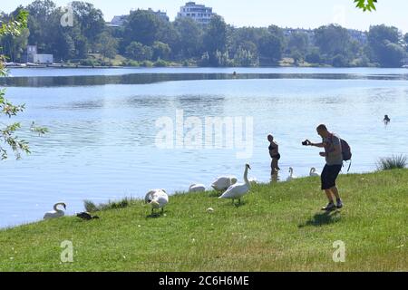 Wien, Österreich. . Juli 2020. Von früh morgens an herrscht im ganzen Land strahlender Sonnenschein, am Morgen waren es schon 28 Grad Celsius auf der Alten Donau in Wien. 36 Grad werden den ganzen Tag erwartet. Quelle: Franz Perc / Alamy Live News Stockfoto