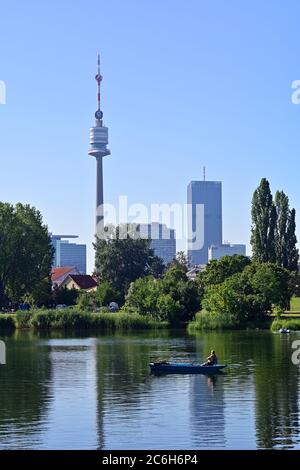 Wien, Österreich. . Juli 2020. Von früh morgens an herrscht im ganzen Land strahlender Sonnenschein, am Morgen waren es schon 28 Grad Celsius auf der Alten Donau in Wien. 36 Grad werden den ganzen Tag erwartet. Quelle: Franz Perc / Alamy Live News Stockfoto