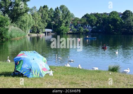 Wien, Österreich. . Juli 2020. Von früh morgens an herrscht im ganzen Land strahlender Sonnenschein, am Morgen waren es schon 28 Grad Celsius auf der Alten Donau in Wien. 36 Grad werden den ganzen Tag erwartet. Quelle: Franz Perc / Alamy Live News Stockfoto