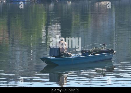 Wien, Österreich. . Juli 2020. Von früh morgens an herrscht im ganzen Land strahlender Sonnenschein, am Morgen waren es schon 28 Grad Celsius auf der Alten Donau in Wien. 36 Grad werden den ganzen Tag erwartet. Quelle: Franz Perc / Alamy Live News Stockfoto