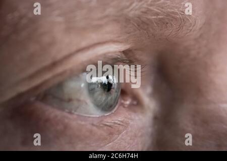 Nahaufnahme des rechten Auges einer Frau mit Details des Auges und des Augenlids. Stockfoto