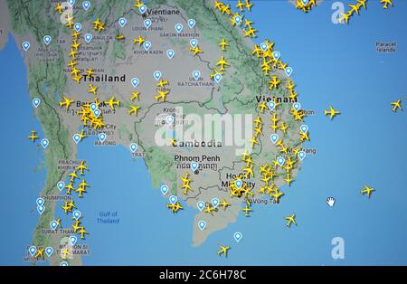 Flugverkehr über Indochina (10. juli 2020, UTC 07.35) im Internet mit Flightradar 24 Website von Svenska Resenätverket ab Stockfoto