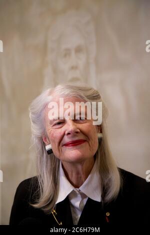 Penelope Seidler spricht vor dem 2014 mit dem Archibald-Preis ausgezeichneten Gemälde von Fiona Lowry in der Kunstgalerie von NSW in S zu den Medien Stockfoto