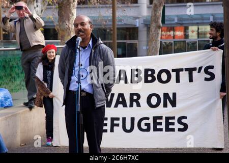 Ein Vertreter der tamilischen Gemeinschaft spricht bei der Kundgebung zur Unterstützung der srilankischen Bootsleute. Stockfoto