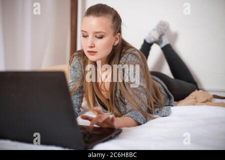 Menschen, Lifestyle, moderne Technik und Kommunikationskonzept. Junge kaukasische Frau auf Laptop Stockfoto