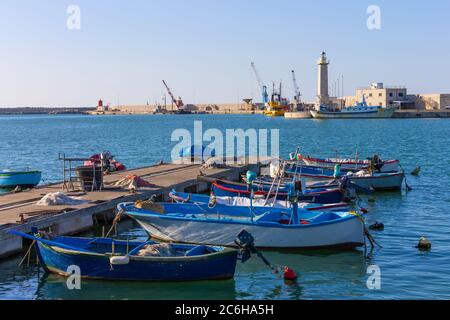 Italien, Apulien, Molfetta, Boote und Leuchtturm Stockfoto