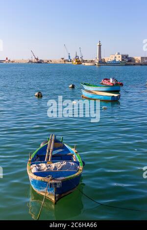 Italien, Apulien, Molfetta, Boote und Leuchtturm Stockfoto