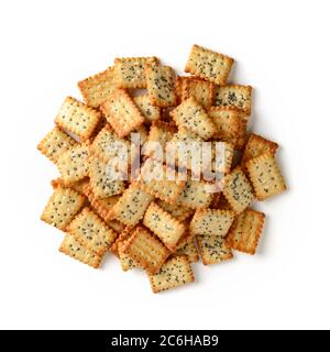 Haufen von kleinen salzigen rechteckigen Cracker mit Mohnsamen und Sesamsamen isoliert auf weißem Hintergrund. Knuspriger Weizenmehl-Snack und Bier-Vorspeise. Stockfoto