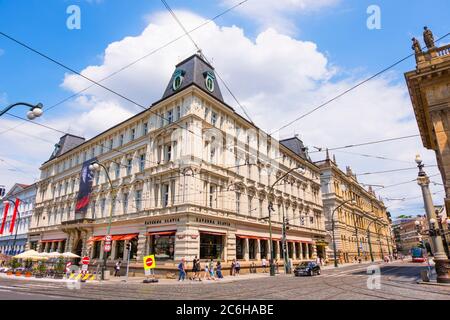 Narodni trida und Smetanovo Nabrezi, mit Cafe Slavia, Flussufer, Prag, Tschechische Republik Stockfoto