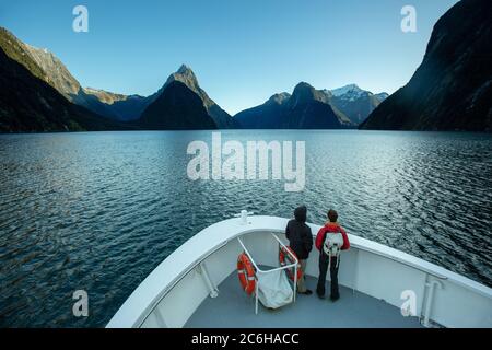 Reisende mit schöner landschaftlich schöner milford Sound im fiordland Nationalpark Neuseeland. Stockfoto