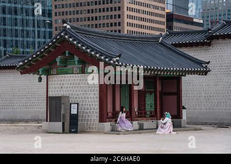 Seoul, Südkorea. Juli 2020. Touristen mit Gesichtsmasken machen ein Foto in einem geschlossenen Gyeongbokgung Palast.50 neue Coronavirus-Fälle wurden am 9. Juli während der zweiten Welle des Virus von Korea Centers for Disease Control (KCDC) bestätigt. Kredit: SOPA Images Limited/Alamy Live Nachrichten Stockfoto