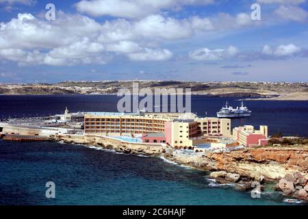 Blick über das Paradise Bay Beach Resort Hotel und den Malta - Gozo Kanal in Cirkewwa, Malta Stockfoto