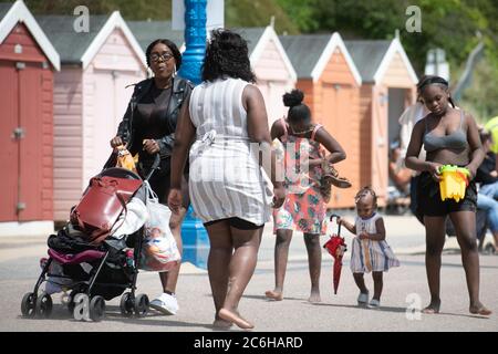 Bournemouth, Dorset, Großbritannien. Juli 2020. Ein windiger Bournemouth bleibt relativ weniger beschäftigt trotz der Entspannung der Lockdown Einschränkungen mit Familien Stockfoto