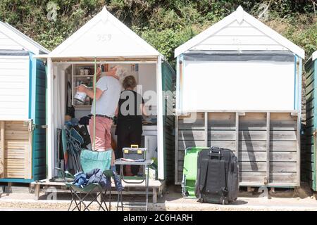 Bournemouth, Dorset, Großbritannien. Juli 2020. Ein windiger Bournemouth bleibt relativ weniger beschäftigt trotz der Entspannung der Lockdown Einschränkungen mit Familien Stockfoto