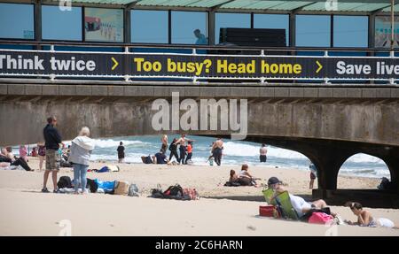 Bournemouth, Dorset, Großbritannien. Juli 2020. Ein windiger Bournemouth bleibt relativ weniger beschäftigt trotz der Entspannung der Lockdown Einschränkungen mit Familien Stockfoto