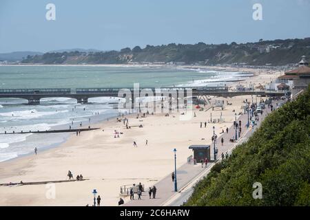 Bournemouth, Dorset, Großbritannien. Juli 2020. Ein windiger Bournemouth bleibt relativ weniger beschäftigt trotz der Entspannung der Lockdown Einschränkungen mit Familien Stockfoto