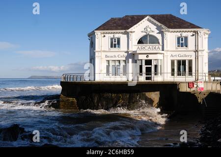 Arcadia Beach Cafe und Kunstgalerie in der wunderschönen Küstenlage von Portrush an der Nordküste von Nordirland Stockfoto