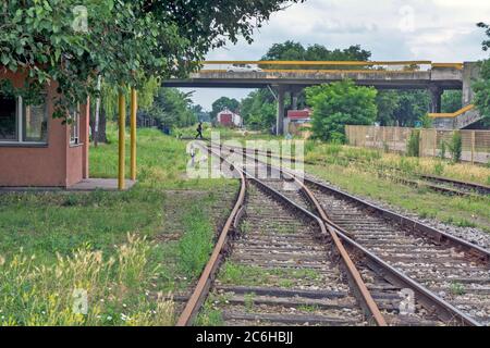 Zrenjanin, Serbien, 04. Juli 2020. Die Eisenbahn ist vernachlässigt, verwüstert, veraltet und mit Gras bewachsen. Stockfoto