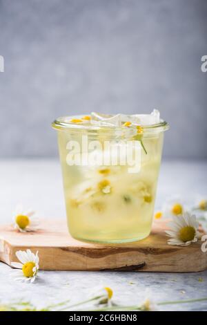 Boozy Long Island Eistee mit Kamillenblüten Stockfoto