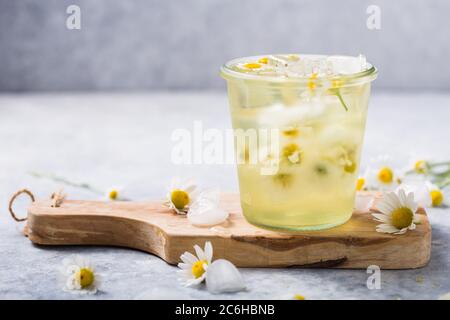 Boozy Long Island Eistee mit Kamillenblüten Stockfoto