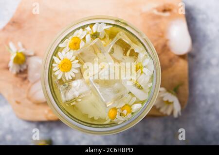 Boozy Long Island Eistee mit Kamillenblüten Stockfoto