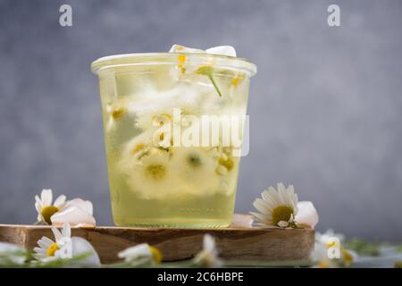 Boozy Long Island Eistee mit Kamillenblüten Stockfoto