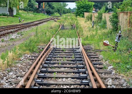 Zrenjanin, Serbien, 04. Juli 2020. Die Eisenbahn ist vernachlässigt, verwüstert, veraltet und mit Gras bewachsen. Stockfoto