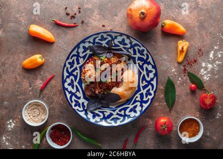 Die orientalische Küche. Restaurant usbekischen Pilaf oder Lamm Pilaf, Lagman, Manti mit Rindfleisch. Nationales mittelasiatisches Gericht. Stockfoto