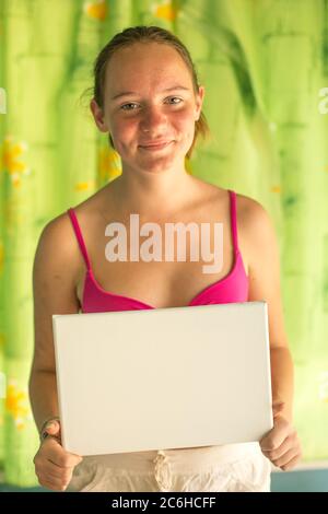 Banner für Ihre Nachricht. Teen Mädchen halten sauber weißes Blatt Papier. Stockfoto