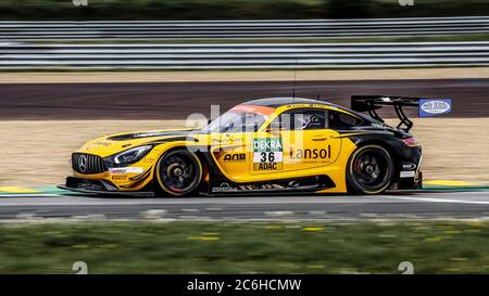 Oschersleben, Deutschland, 28. April 2019: Aidan Read fährt einen Mercedes AMG während eines GT MASTERS Autorennen in der Motorsport Arena in Oschersleben. Stockfoto