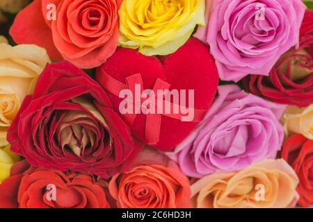 Bouquet von frischen schönen Blumen und Ring in einem herzförmigen Box. Frau bekommt einen Heiratsantrag. Stockfoto