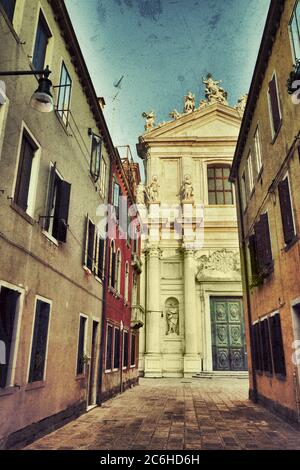 Blick auf die Kirche Santa Maria Assunta, bekannt als I Gesuiti in Venedig. Es befindet sich in der Sestiere von Cannaregio, in Campo dei Gesuiti, nicht weit von der Straße entfernt Stockfoto