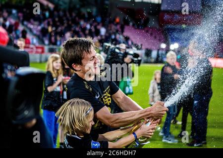 Herning, Dänemark. Juli 2020. FC Midtjylland gewinnt die dänische 3F Superliga nach einem 3-1 gegen den FC Kopenhagen in der MCH Arena in Herning. Der FC Midtjylland ist damit der dänische Meister der Saison 2019/2020. Hier knallte Lasse Vibe eine Flasche Champagner. (Foto Kredit: Gonzales Foto/Alamy Live News Stockfoto