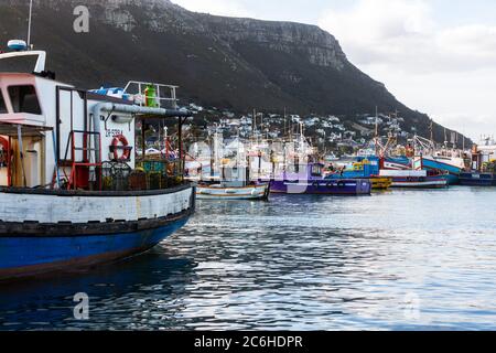 KAPSTADT, SÜDAFRIKA – 4. JULI: Bunte Fischerboote im Kalk Bay Hafen Stockfoto