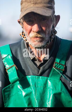 KAPSTADT, SÜDAFRIKA – 4. JULI: Porträt eines lokalen Fischers im Hafen von Kalk Bay Stockfoto