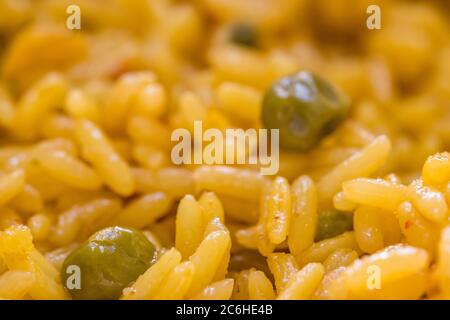 Nahaufnahme, flacher Fokus Bild von frisch zubereitetem, mikrowellenbarem Reis mit einem Dressing auf Öl und isoliertem grünem Gemüse Stockfoto