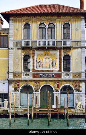 Die Fassade des Palazzo Salviati am Canal Grande, Venedig. Palazzo Salviati ist ein Gebäude aus dem 19. Jahrhundert mit Mosaiken, die die Produkte von Th Stockfoto