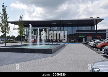 Großer Mercedes Benz Autohändler Stockport, Großbritannien eröffnet 29. Juli 2019. Blick auf das Betreten mit Brunnen und geparkten Autos. Stockfoto