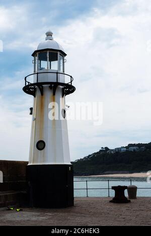 Blick auf den Leuchtturm am Smeatons Pier in St. Ives Beach bei Ebbe in Cornwall in England Stockfoto