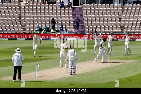 Englands James Anderson appelliert erfolglos für das Wicket von West Indies' Kraigg Brathwaite während des dritten Tages der Test Series im Ageas Bowl, Southampton. Stockfoto