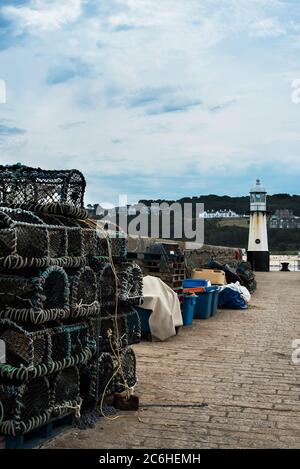 Blick auf den Leuchtturm am Smeatons Pier in St. Ives Beach bei Ebbe in Cornwall in England Stockfoto