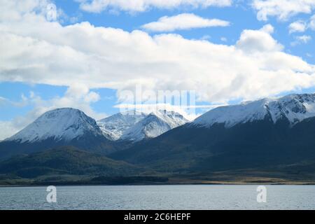Fantastische Aussicht auf schneebedeckte Berge entlang des Beagle-Kanals, Ushuaia, Feuerland, Patagonien, Argentinien Stockfoto