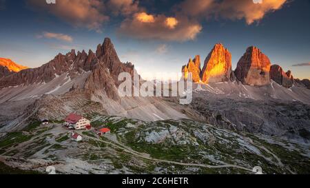 Dolomiten, drei Gipfel von Lavaredo. Panoramabild der italienischen Dolomiten mit den berühmten drei Zinnen des Lavaredo (drei Zinnen des Lavaredo) Südtirol, Italien. Stockfoto