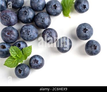 Heidelbeer Frucht Draufsicht isoliert auf weißem Hintergrund, flach Lay Overhead Layout mit Minzblatt, gesundes Design-Konzept. Stockfoto