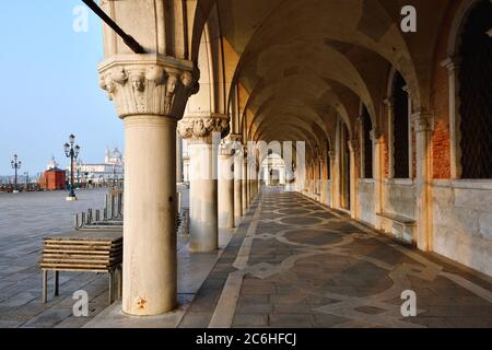 Kolonnade Palazzo Ducale bei Sonnenaufgang in Venedig, Italien. Der Palast, der früher die Residenz des Dogen und heute ein Museum war, ist eines der wichtigsten Wahrzeichen von Stockfoto