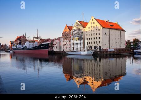 Schifffahrtsmuseum in der historischen Hafenstadt Danzig mit SS Soldek, polnischem Kohle- und Erzfrachter und Sonnenuntergangsreflexionen im Fluss Motlawa Stockfoto